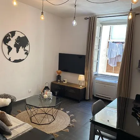 F3 Hyper Centre Apartment *