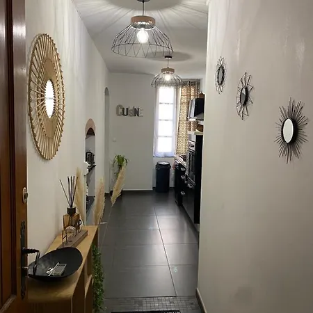 F3 Hyper Centre Apartment