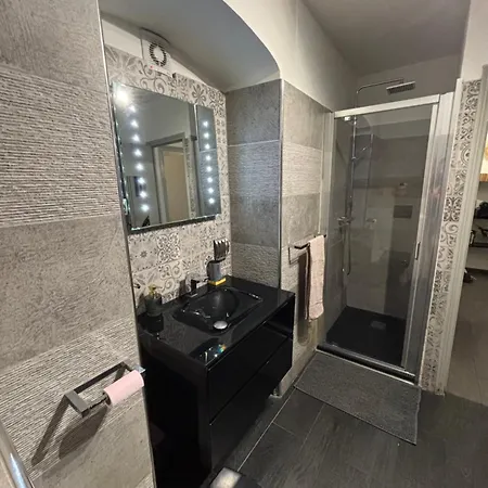 F3 Hyper Centre Apartment